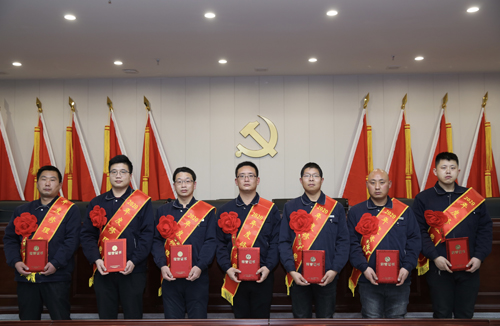 0206 修理能手從左至右依次為 邵冠峰、王寶玉、潘春樂(lè)、李龍、許特斯、韓利杰、寇增亮.jpg