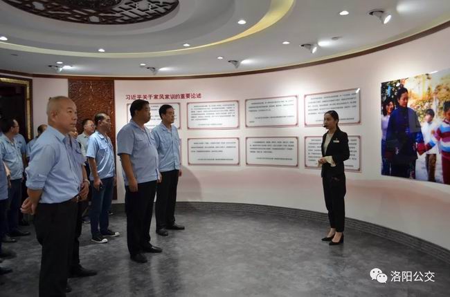 集團(tuán)機(jī)關(guān)組織黨員到“市民之家”廉潔文化宣傳教育館、家風(fēng)家訓(xùn)館和黨建館參觀學(xué)習(xí)