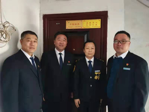 “一人得獎，全家光榮” 送“牌”上門，集團為標兵先進送去榮譽喜報牌匾
