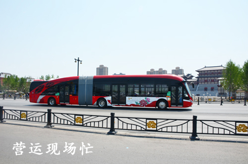 02 勞動(dòng)節(jié)里公交忙（營運(yùn)現(xiàn)場(chǎng)忙）.JPG