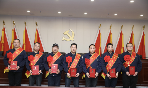 0202  標(biāo)兵從左至右依次為 苗田、尤建鵬、劉德斌、褚聰偉、王占峰、解偉強(qiáng)、馬群藝.jpg